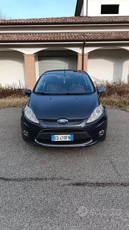 Usata Ford Fiesta 82 CV (60 kW) 2009 Grigio Utilitaria