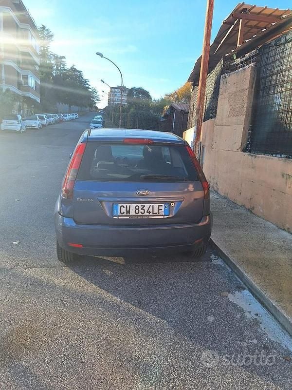 Usata Ford Fiesta 68 CV (50 kW) 2005 Blu Utilitaria
