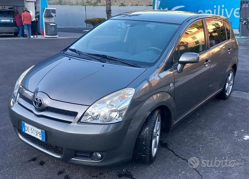 Usata Toyota Corolla Verso 2007 Grigio Monovolume