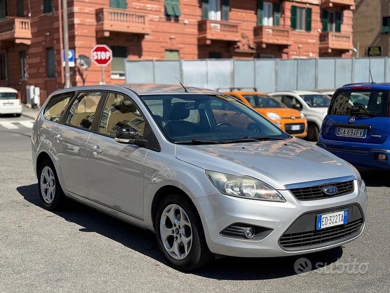 Begagnad Ford Focus 115 HK (84 kW) 2011 Grå Kombi