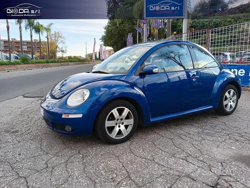 Usata VW New Beetle 105 CV (77 kW) 2009 Blu Utilitaria