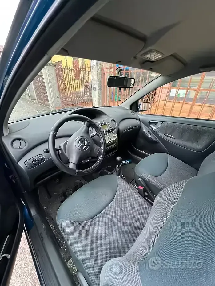 Usado Toyota Yaris 65 CV (47 kW) 2004 Azul Berlina