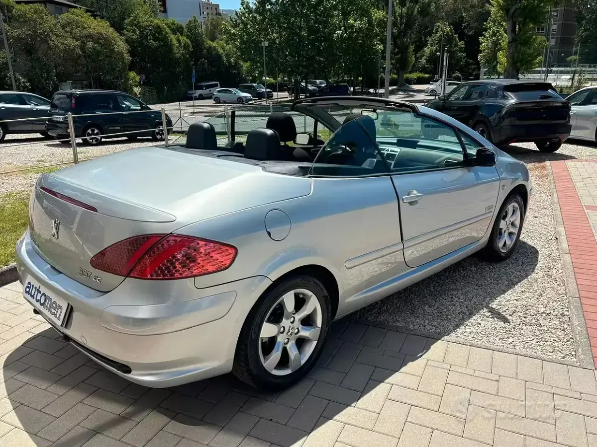 Usata Peugeot 307 CC 109 CV (80 kW) 2007 Grigio Cabrio