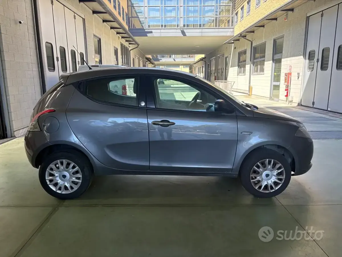 Usata Lancia Ypsilon Gold 80 CV (58 kW) 2014 Grigio Utilitaria