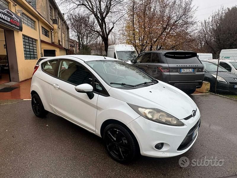 Usata Ford Fiesta 97 CV (71 kW) 2011 Bianco Berlina