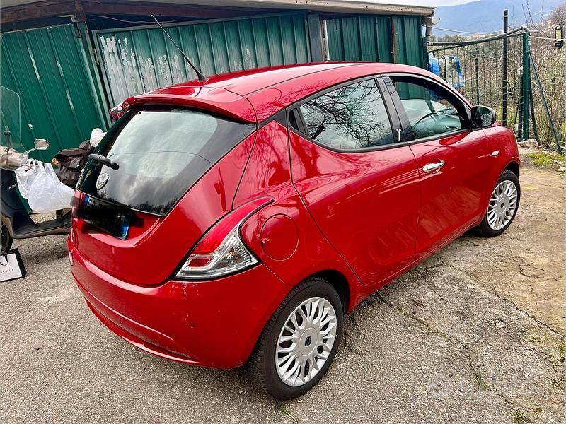 Usata Lancia Ypsilon 95 CV (69 kW) 2016 Rosso Utilitaria