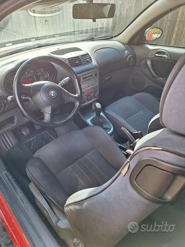 Usata Alfa Romeo 147 105 CV (77 kW) 2005 Rosso Utilitaria