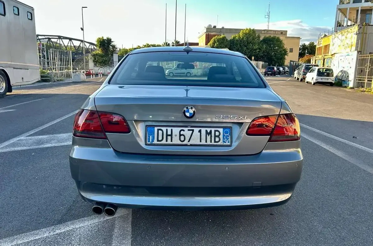 Usata BMW 325 Efficient Dynamics 218 CV (160 kW) 2007 Argento Coupé