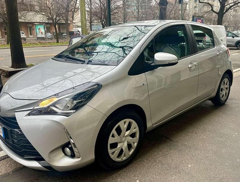 Usata Toyota Yaris Hybrid Business Edition 73 CV (53 kW) 2020 Grigio argento Berlina