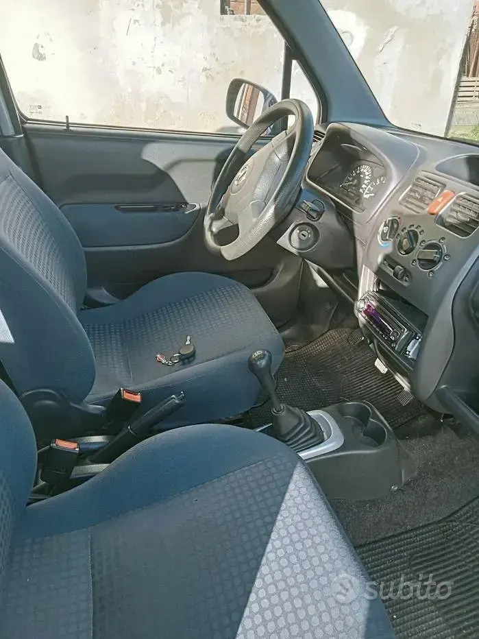 Usata Opel Agila 75 CV (55 kW) 2004 Grigio Monovolume