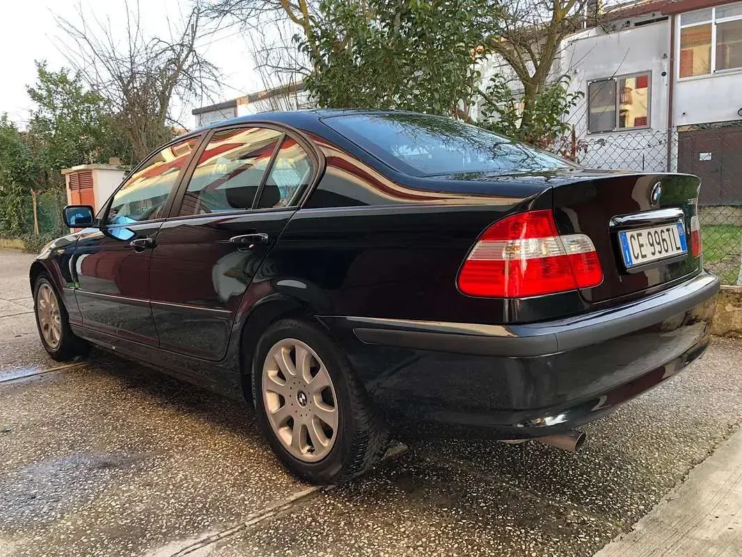 Usata BMW 318 Efficient Dynamics 143 CV (105 kW) 2002 Nero Berlina