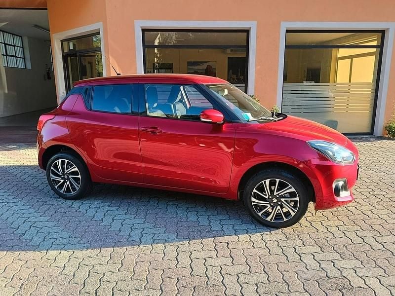 Usata Suzuki Swift 83 CV (61 kW) 2023 Rosso Utilitaria