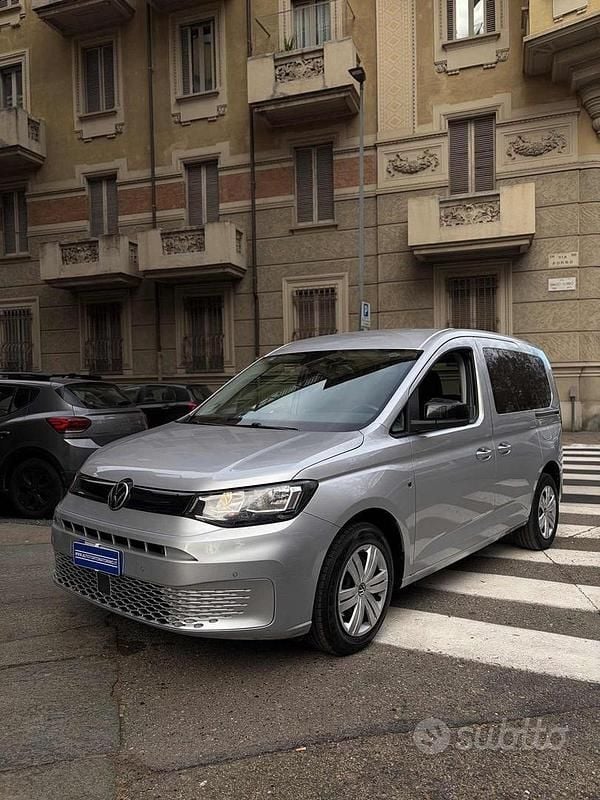 Usata VW Caddy 102 CV (75 kW) 2021 Grigio metallizzato Monovolume