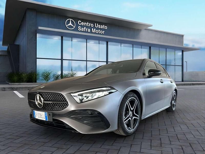 Grigio Usata 2023 Mercedes A180 AMG Tre volumi | 37.500 € (Molto cara) - Immagine 1/4