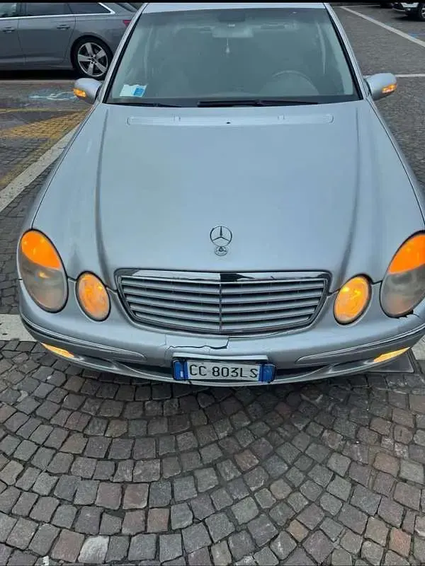 Usata Mercedes E270 Elegance 177 CV (130 kW) 2003 Grigio Berlina