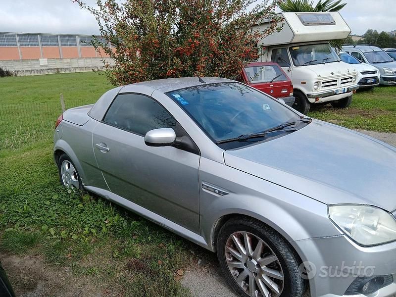 Usata Opel Tigra 90 CV (66 kW) 2005 Grigio Cabrio