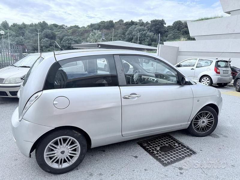 Usata Lancia Ypsilon 70 CV (51 kW) 2004 Grigio Utilitaria