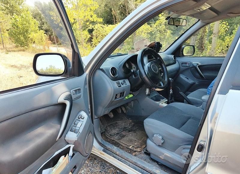 Usata Toyota RAV4 128 CV (94 kW) 2003 Grigio SUV