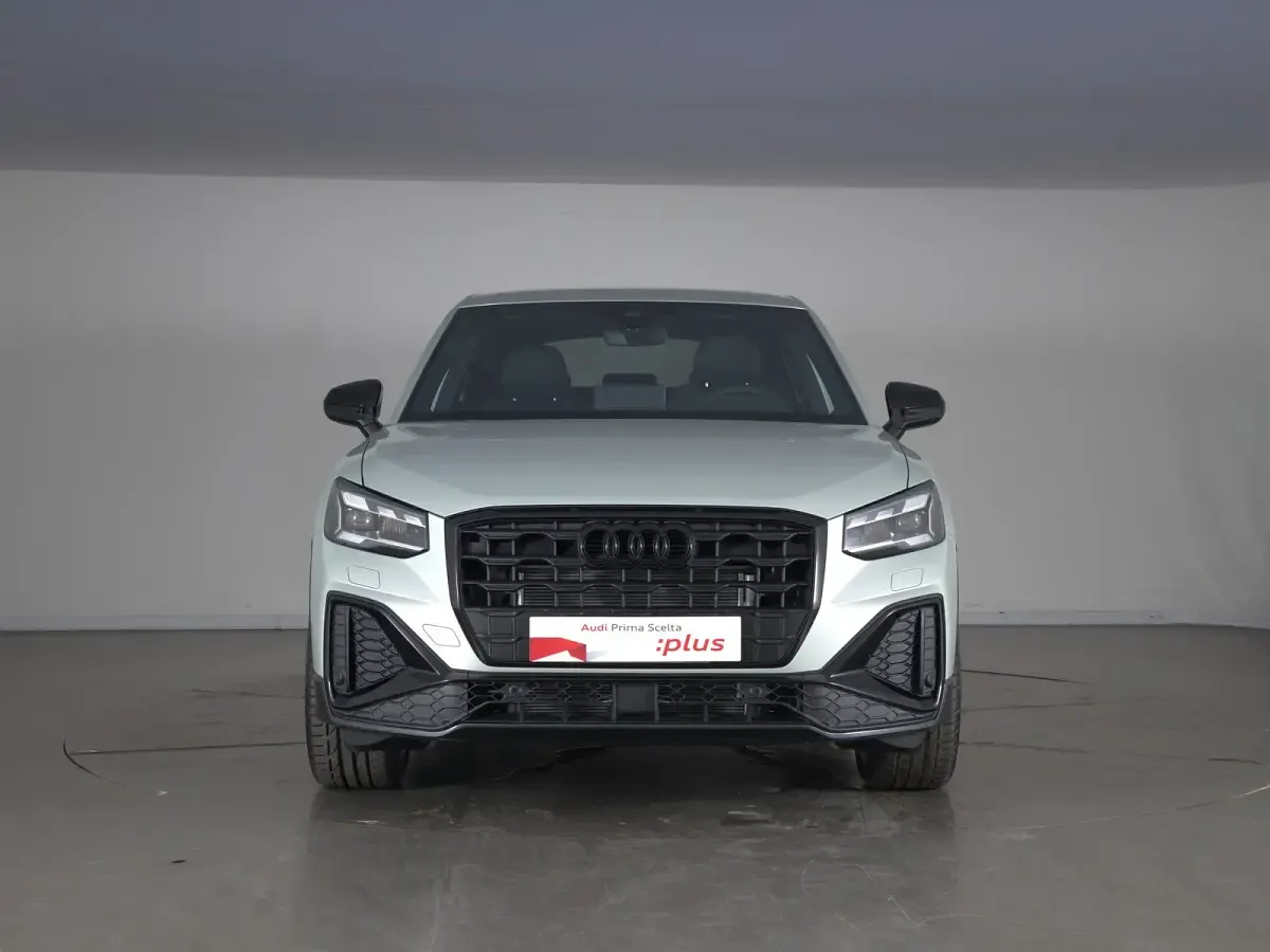 Nuova Audi Q2 2026 Argento cavo metallizzato SUV