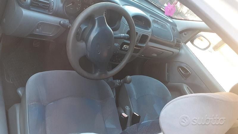 Usata Renault Clio II 58 CV (42 kW) 2000 Grigio Utilitaria