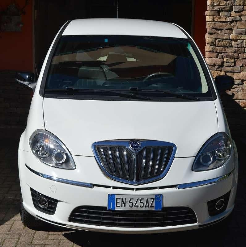 Usata Lancia Musa 77 CV (56 kW) 2012 Bianco Monovolume