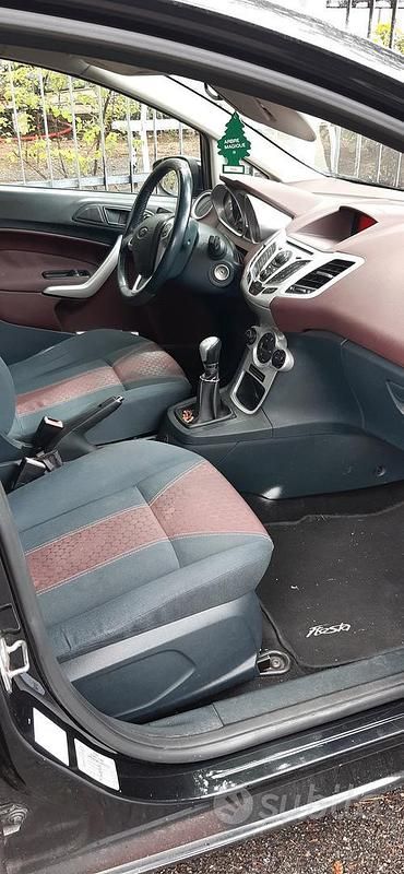 Nero Usata 2010 Ford Fiesta Due volumi | 3000 € (Molto cara) - Immagine 1/2