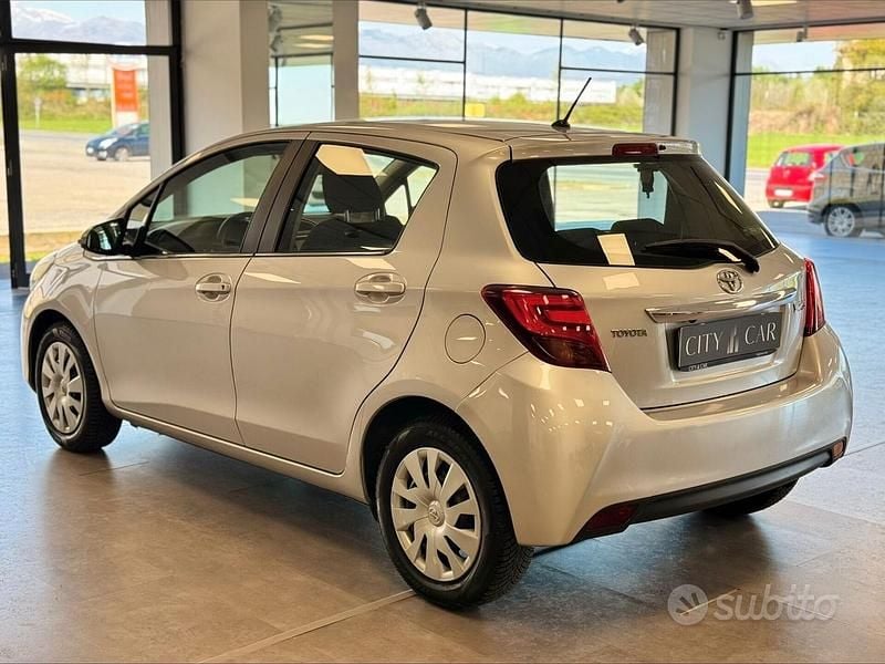 Usata Toyota Yaris Lounge 99 CV (72 kW) 2016 Grigio Berlina