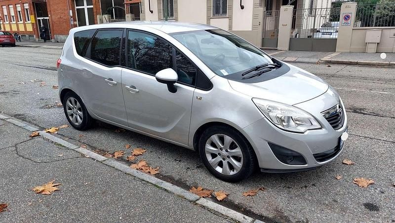 Argento Usata 2012 Opel Meriva S Monovolume | 4900 € (Buon prezzo) - Immagine 1/4