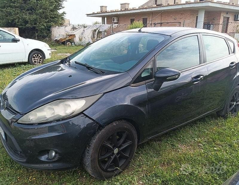 Grigio Usata 2010 Ford Fiesta Tre volumi | 750 € (Super prezzo) - Immagine 1/4