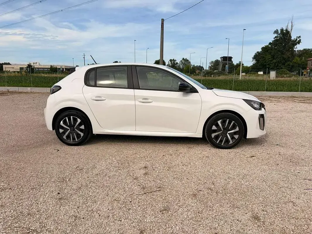 Usata Peugeot 208 Active 101 CV (74 kW) 2024 Bianco Utilitaria