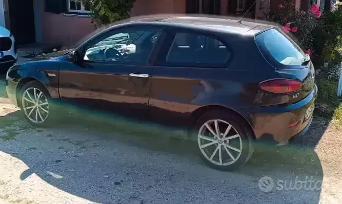Usata Alfa Romeo 147 140 CV (102 kW) 2005 Nero Utilitaria