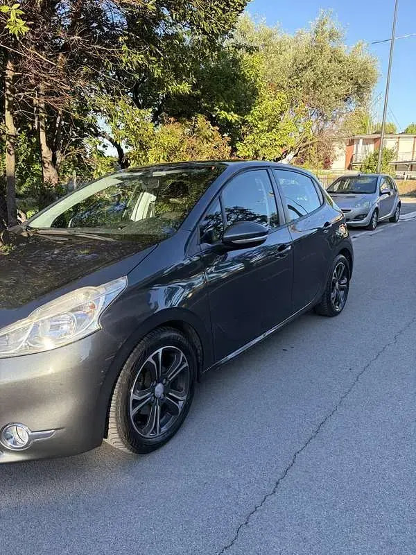 Usata Peugeot 208 95 CV (69 kW) 2015 Grigio Utilitaria