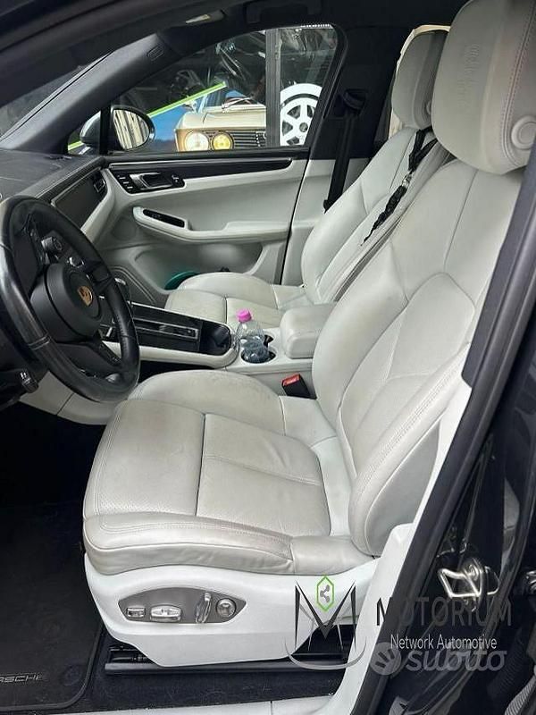 Usata Porsche Macan Turbo 265 CV (194 kW) 2022 Nero SUV