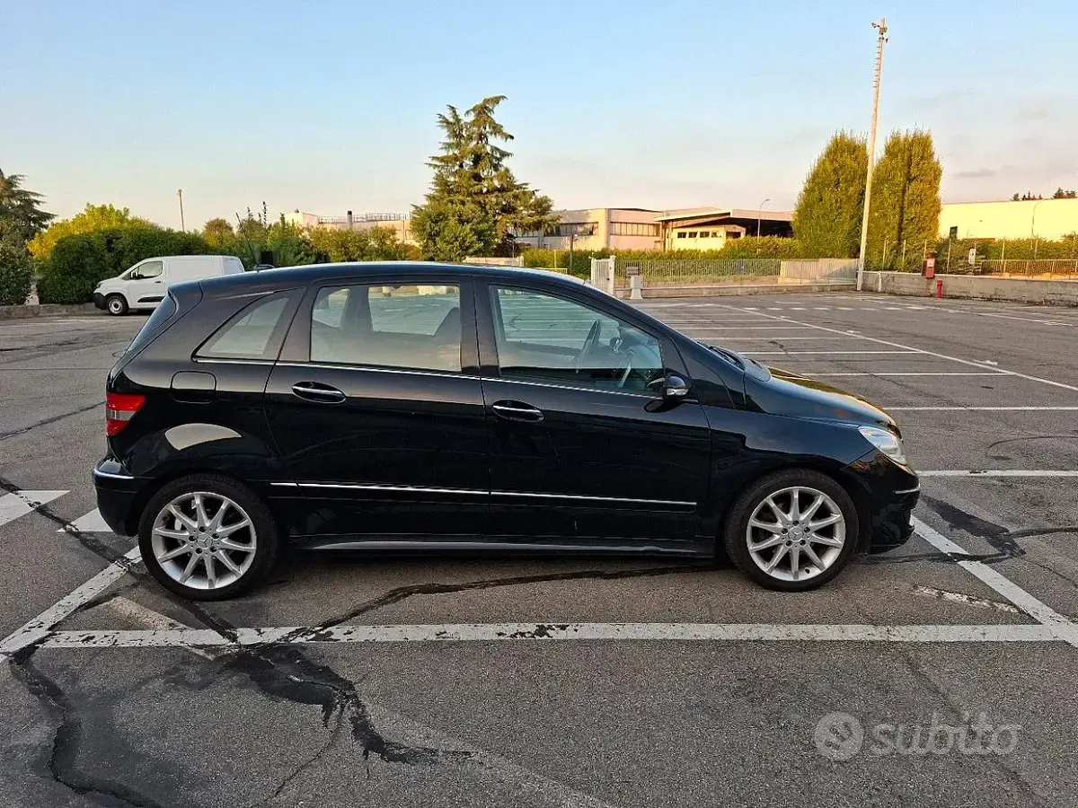 Usata Mercedes B180 109 CV (80 kW) 2006 Nero Monovolume