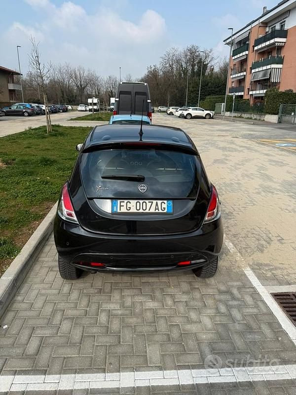 Usata Lancia Ypsilon 85 CV (62 kW) 2016 Nero Utilitaria