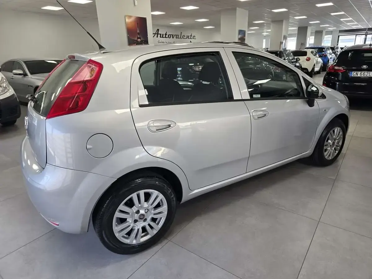 Usata Fiat Punto Young 77 CV (56 kW) 2016 Grigio Utilitaria