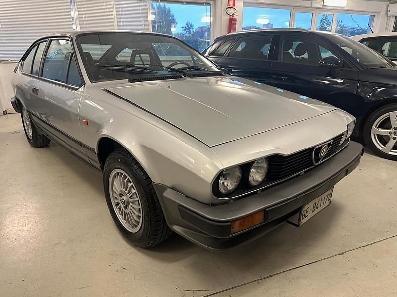 Usata Alfa Romeo Alfetta 130 CV (95 kW) 1984 Argento Berlina