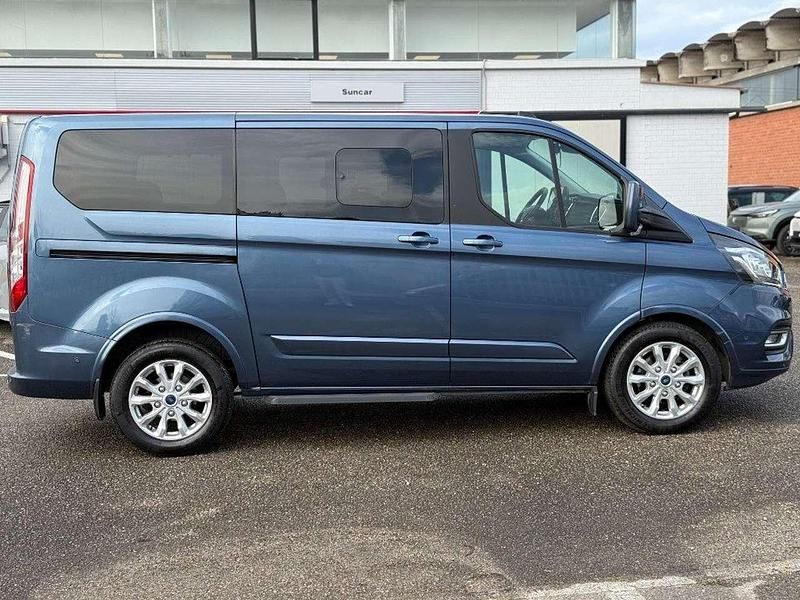 Usata Ford Tourneo Titanium 150 CV (110 kW) 2022 Blu Monovolume