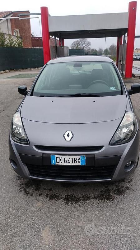 Usata Renault Clio II Dynamique 75 CV (55 kW) 2011 Grigio Berlina