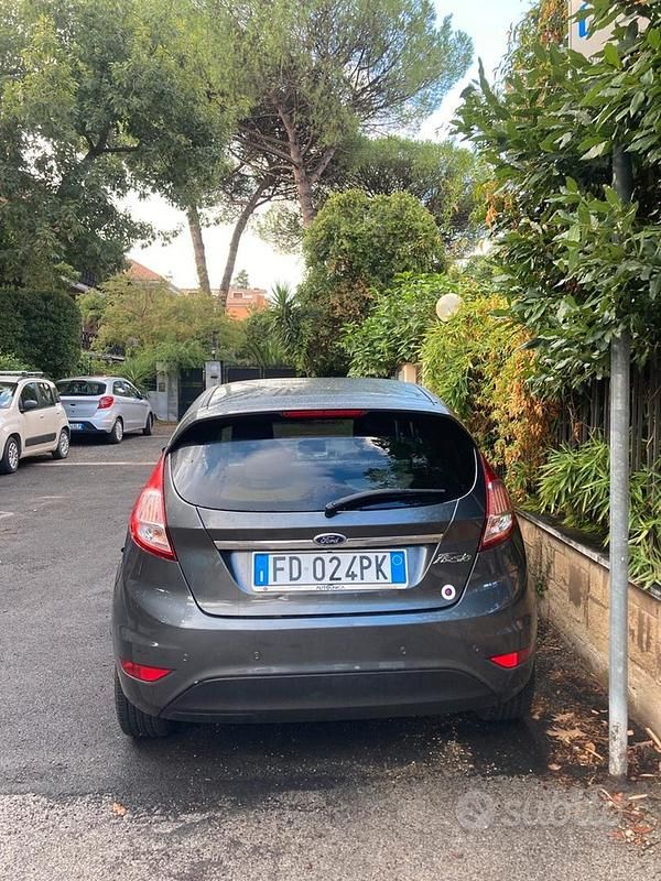 Usata Ford Fiesta 60 CV (44 kW) 2016 Grigio Utilitaria
