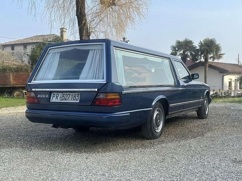 Usata Mercedes E300 87 CV (63 kW) 1982 Blu/azzurro