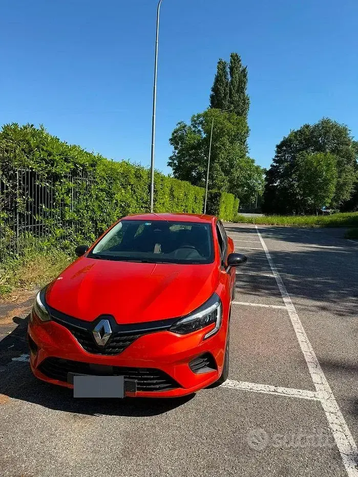 Usata Renault Clio V Equilibre 101 CV (74 kW) 2023 Arancione Berlina