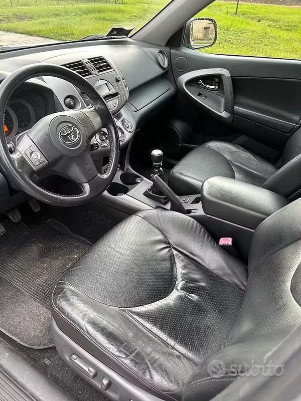 Usata Toyota RAV4 177 CV (130 kW) 2006 Grigio SUV