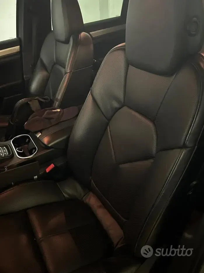 Usata Porsche Cayenne 245 CV (180 kW) 2011 Grigio SUV