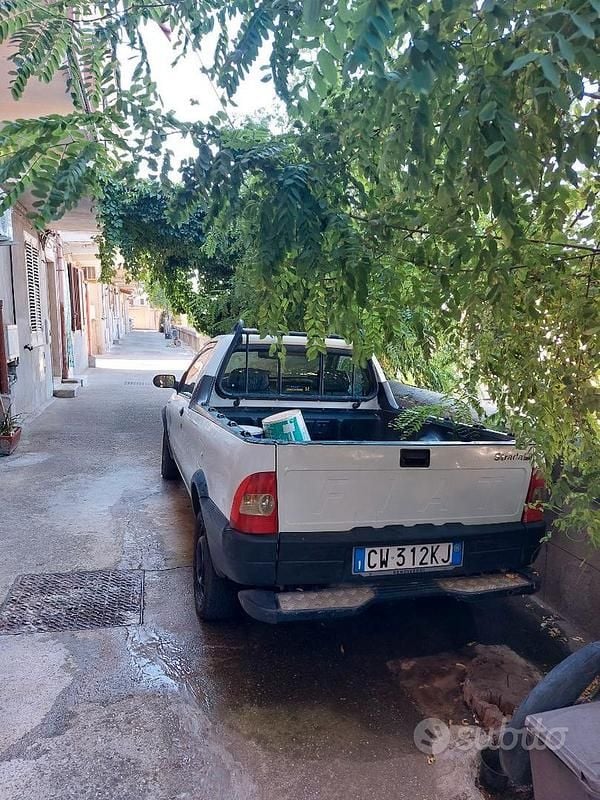 Usata Fiat Strada 80 CV (58 kW) 2005 Bianco Pick-up