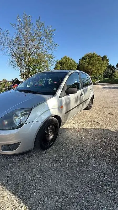Usata Ford Fiesta Ghia 75 CV (55 kW) 2002 Utilitaria