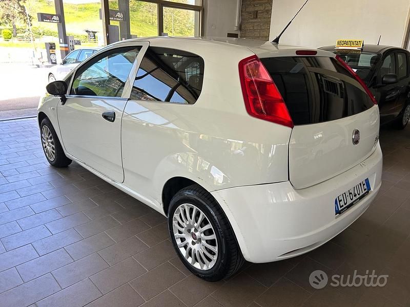 Usata Fiat Grande Punto 75 CV (55 kW) 2010 Bianco Utilitaria