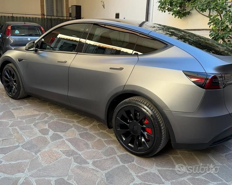 Usata Tesla Model Y 189 kW (258 CV) 2023 Grigio SUV