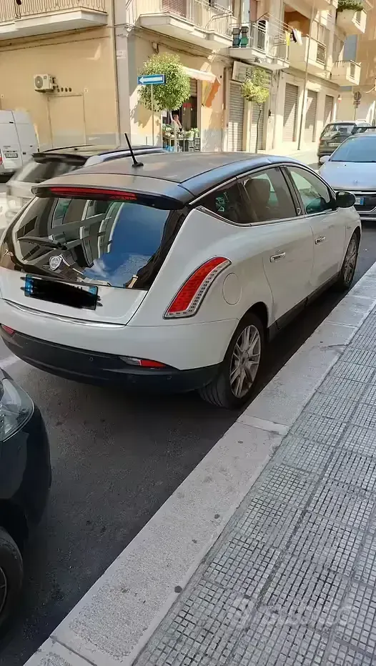 Usata Lancia Delta 120 CV (88 kW) 2010 Utilitaria