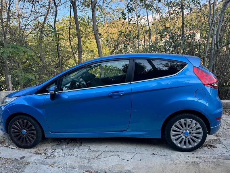 Usata 2009 Ford Fiesta Due volumi | 4300 € (Buon prezzo) - Immagine 1/4